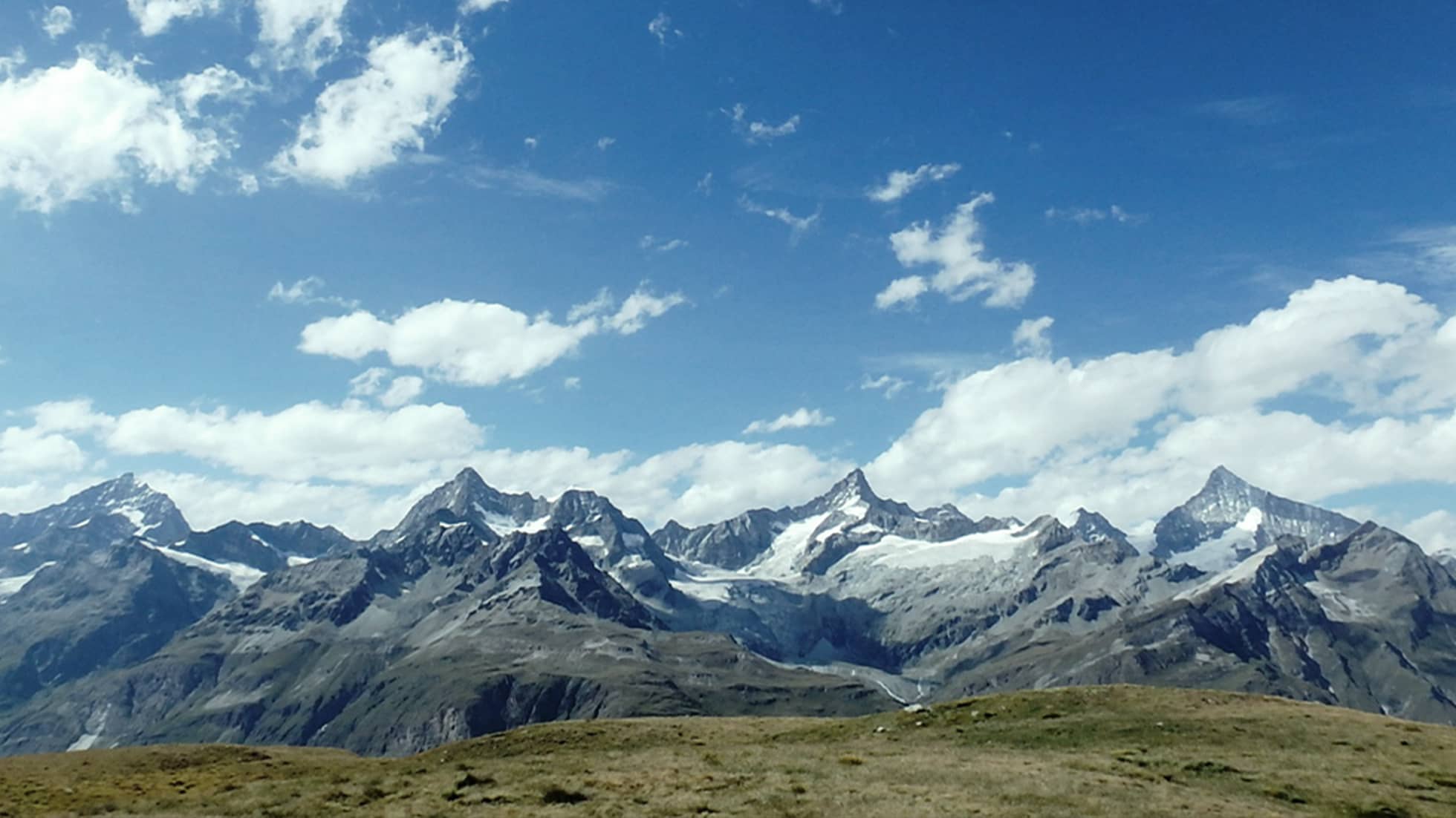 エイスについてのイメージ画像：澄んだ青空背景に山脈を望む風景の写真